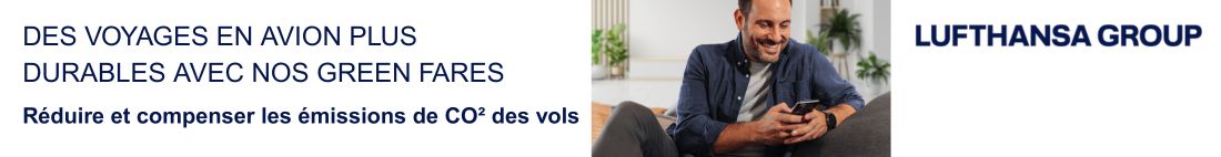 Homme souriant devant son téléphone